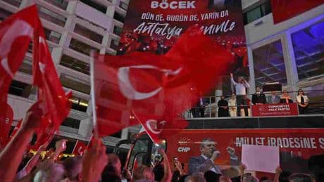 CHP Genel Başkanı Özgür Özel’den Muhittin Böcek’e destek