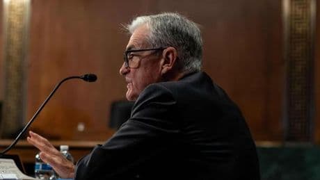 Aux Etats-Unis, « le grand argentier préfère attendre avant de réduire ses taux directeurs, malgré les attaques personnelles de Trump »