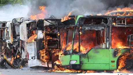 Rauchwolke kilometerweit zu sehen - 7 Busse im Depot abgefackelt