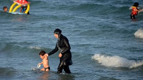 Mandelieu: l'interdiction du burkini sur les plages suspendue par la justice, après avoir été contestée par la Ligue des Droits de l'Homme