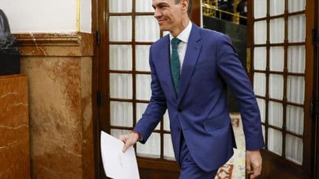 La sesión de control o la sidrería del Gobierno: la risa de Santos Cerdán, el caramelo de Sánchez y todas las preguntas sin contestar