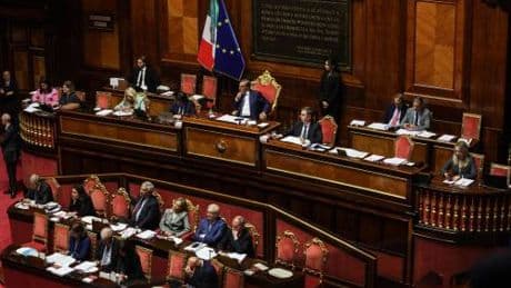 La frase della senatrice M5S sulla Meloni scatena il pandemonio in Aula