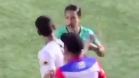 Sie dreht völlig durch - Spieler attackiert Schiedsrichterin