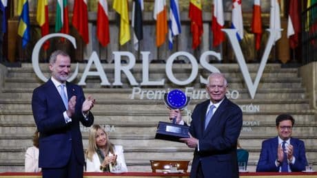 El Rey reconoce en Josep Borrell la destreza, resistencia y estratégica de los 'raiers'