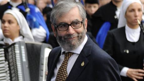Polémica por una nueva apología de la pobreza de 'El País' con Antonio Muñoz Molina recomendando &quot;escasez&quot;