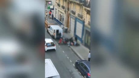 Paris: les images de la tentative d'enlèvement en pleine rue de proches d'un chef d'entreprise en cryptomonnaie