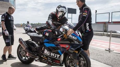 In sella alla BMW M 1000 RR di Razgatlioglu: dentro il sogno SBK