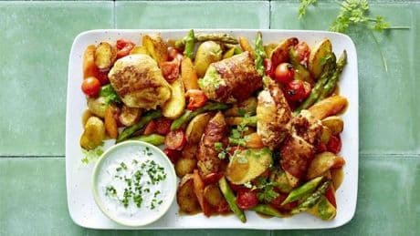 Buntes Hähnchenblech mit Spargel und Kräuter-Dip