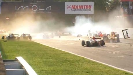 El brutal accidente que provocó la suspensión de la carrera de F4: 15 coches involucrados y el milagro de no haber heridos