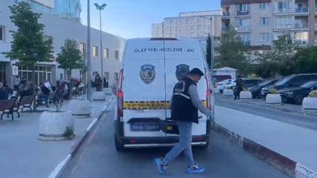 Büyükçekmece'de bir kişi hastane bahçesinde silahla vuruldu
