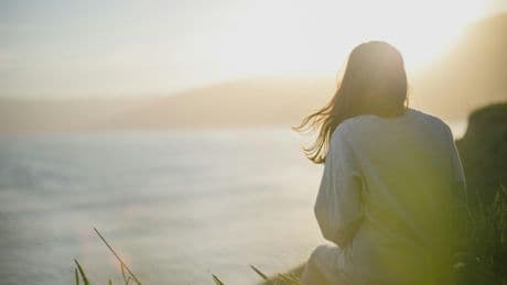 «Et si j’avais fait autrement ?» : les 5 clés pour ne plus être noyé par ses regrets