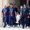 In beeld | PSG gehuldigd in uitzinnig Parijs voor Champions League-winst