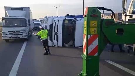 Pendik'te TEM Otoyolu'nda TIR devrildi!