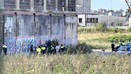 Gran despliegue policial en Zorrozaure para identificar a varias personas en un pabellón abandonado