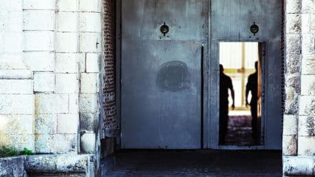 « Nous sommes les seuls à les attendre » : après la prison, accompagner les ex-détenus aux troubles psys