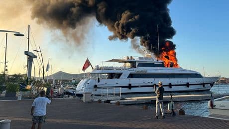 Charterpreis 80.000 Euro pro Woche - Superjacht brennt im Hafen der Superreichen