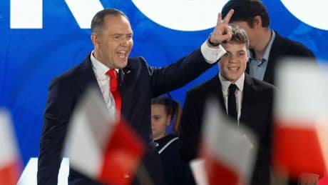 Liberaal Trzaskowski riep overwinning al uit, maar zijn rivaal Nawrocki leidt de nek-aan-nekrace in Polen