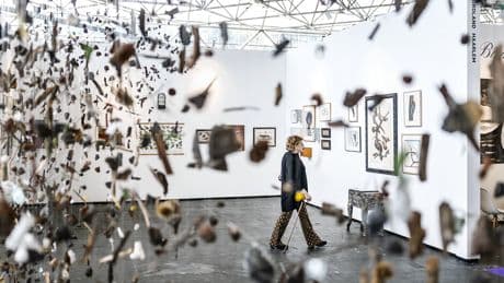 Jubilerende kunstbeurs KunstRAI toont de stad en bijzondere vogels, maar weinig politieke kunst