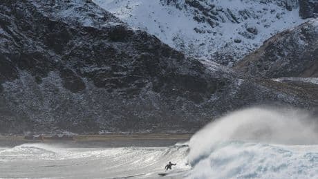 Surfer sous les aurores boréales : Unstad, ce village polaire devenu eldorado de la glisse