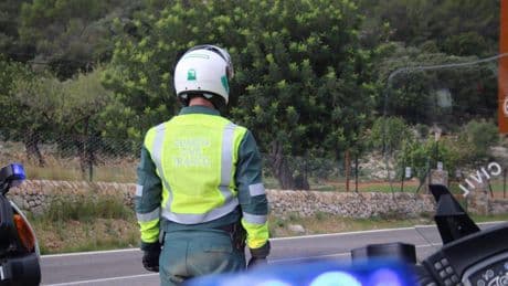 Muere un motorista de 45 tras chocar con un quitamiedos en una autovía de Sevilla