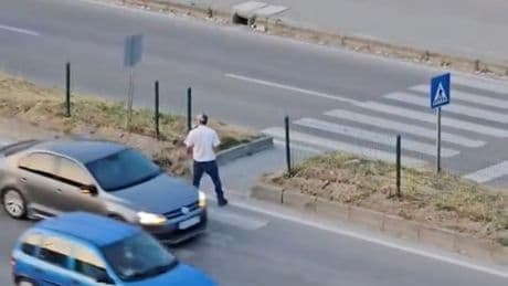 Yaya geçidinde defalarca karşıya geçip geri döndü