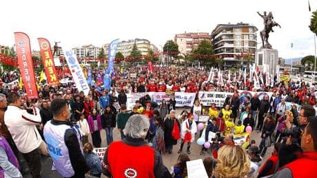 Balıkesir'in ilçelerinde yurttaşlar talepleriyle yürüdüler