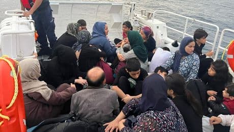 İzmir açıklarında düzensiz göçmen operasyonu: Aralarında çok sayıda çocuk var