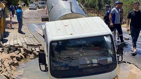 Yer: Bodrum! Tanker çöken yola gömüldü, mahalleli isyan etti