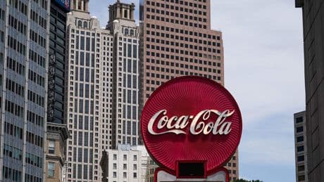 Trump annuncia: Coca-Cola userà zucchero di canna negli USA. Ma per l’industria agricola americana è uno shock