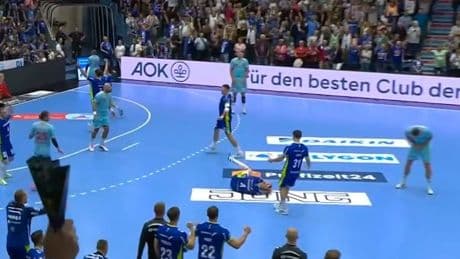 Ganz schmerzhafte Szene - Hier bricht sich ein Handball-Star die Hand am Kopf des Gegners