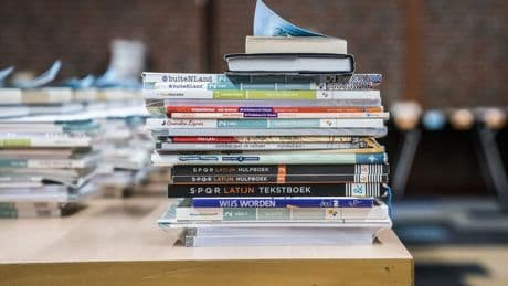 Miljoenen schoolboeken na jaar in de papierbak, Kamer wil eind aan verspilling