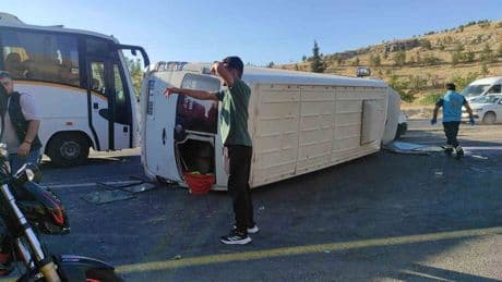 Şanlıurfa’da işçi servisi ile otomobil çarpıştı: Çok sayıda yaralı var