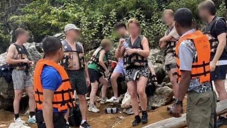 Elf Nederlandse toeristen gered nadat boot in Thailand omsloeg: toergids overleeft drama niet