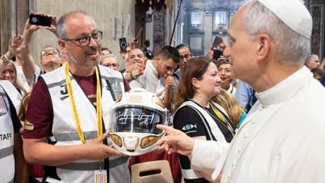 El Papa recibe un casco de moto personalizado y con un mensaje motero