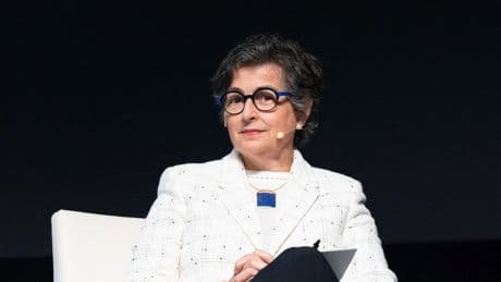 Arancha González Laya defiende las fusiones entre los bancos