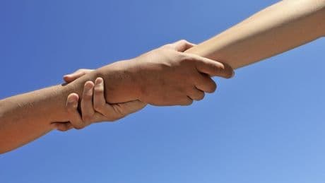 Wie kleine Krisen Fremde verbinden und Nähe schaffen