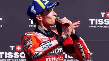 Una caída de Álex Márquez entrega en bandeja la victoria a Marc, todavía más cerca del título en el GP de Catalunya