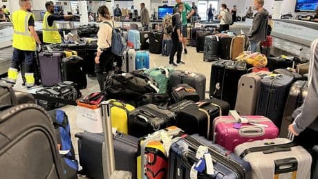 Llevamos años atando cintas a las maletas para identificarlas en el aeropuerto. Sus empleados advierten que es una pésima idea