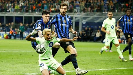 Las jugadas polémicas que hacen estallar al Barça: una posible mano de Acerbi, el penalti a Lamine Yamal que anula el VAR...