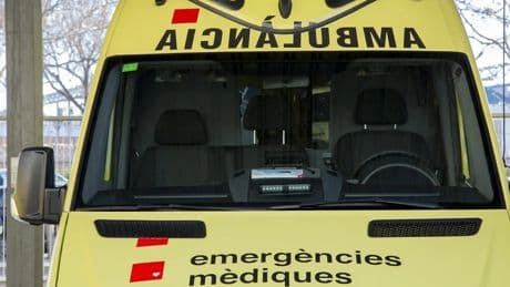 Muere una niña de ocho años al caer al vacío desde un falso techo en un bloque de pisos de Girona