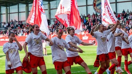 Übergabe am Samstag: Wück überreicht Meisterschale an Bayern-Fußballerinnen