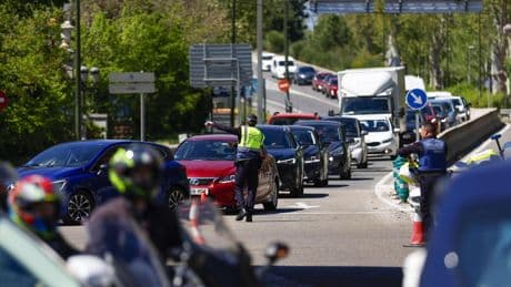 Retrasos en la red ferroviaria y primeras retenciones en las carreteras por la operación retorno del puente de mayo