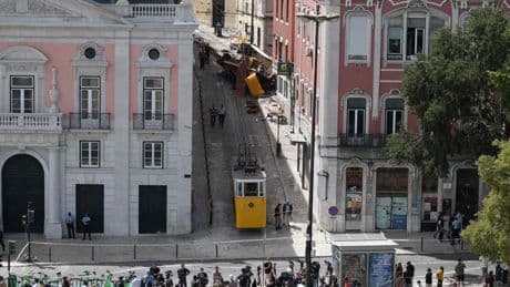 Imágenes del día: del luto en Lisboa a la cumbre por Ucrania en París