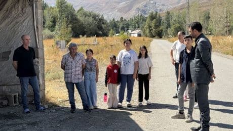 Hakkari’de servis ihalesindeki anlaşmazlık nedeniyle çocuklar okullarına gidemiyor