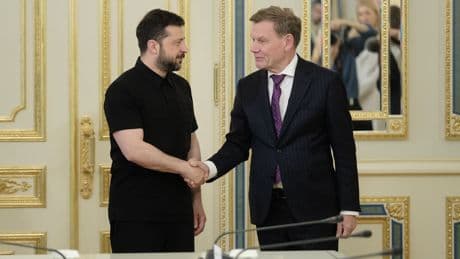 Außenminister in der Ukraine - Wadephul schenkt Brummis statt Raketen