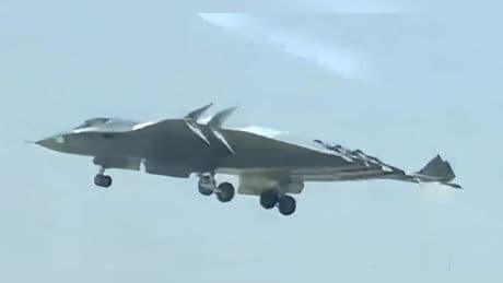 "J-36": Autofahrer filmt chinesischen Kampfjet-Prototyp aus nächster Nähe