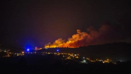 Incendios en España: lo peor está en Galicia con cinco fuegos que devoran centenares de hectáreas y preocupa la situación del de Granada