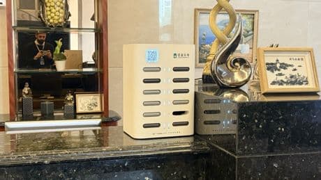 El imperio de las powerbanks de alquiler por todas partes: la solución china que no debería tardar en llegar a España