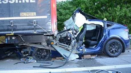 Tödlicher Unfall - Tesla rast unter Lkw – Fahrer (58) stirbt auf A1