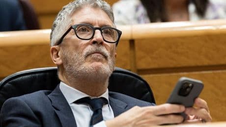El apagón da luz a Marlaska en su trance más oscuro